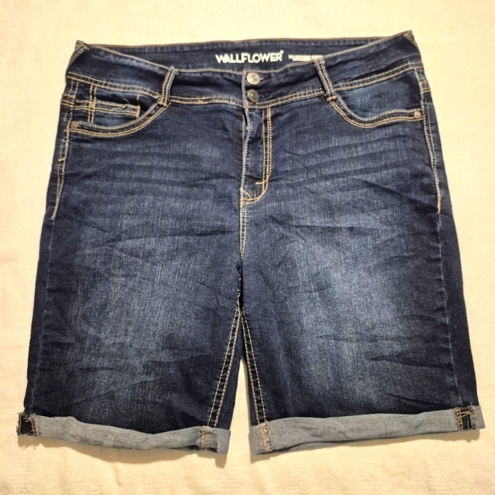 Wallflower women's size 18 The Luscious Curvy Fit ultra stretch jean shorts VGUC